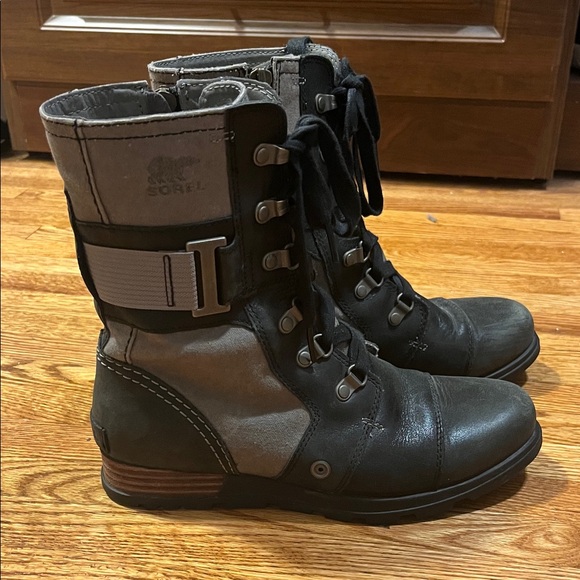 Sorel Black and Army Green Buckle Boots with side zip - Picture 1 of 7